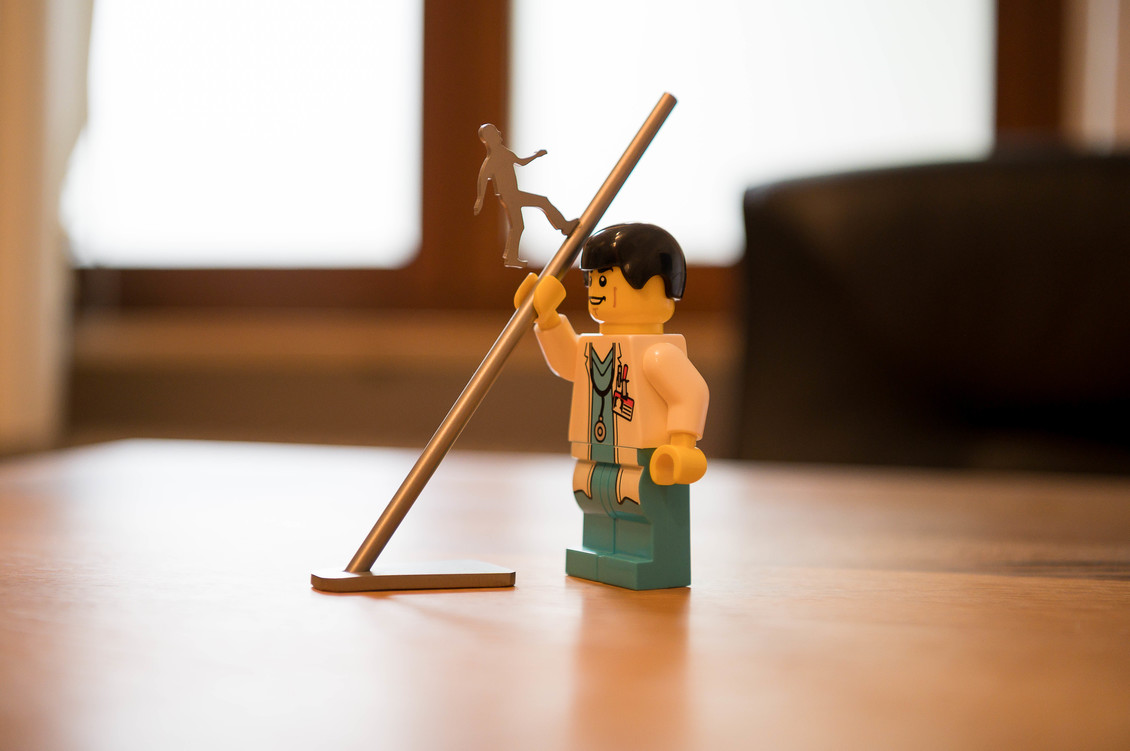 Spielfigur auf dem Schreibtisch